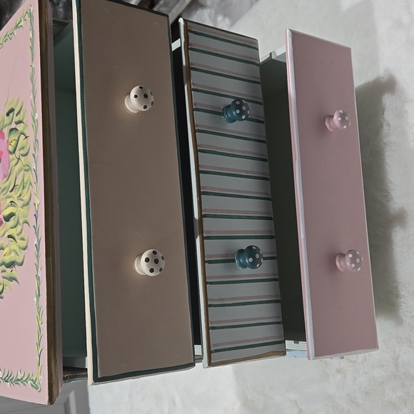 Hand painted jewelry chest blue, pink, yea, gold, peach - Picture 5 of 13